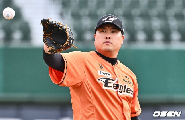 한화 이글스 류현진이 17일 부산 사직야구장에서 열린 롯데 자이언츠와 2024 신한 SOL Bank KBO 리그 시범경기 원정경기에서 선발투수로 나와 공을 받고 있다.