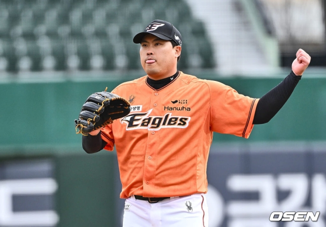 한화 이글스 류현진이 17일 부산 사직야구장에서 열린 롯데 자이언츠와 2024 신한 SOL Bank KBO 리그 시범경기 원정경기에서 선발투수로 등판해 사인을 교환하고 있다.