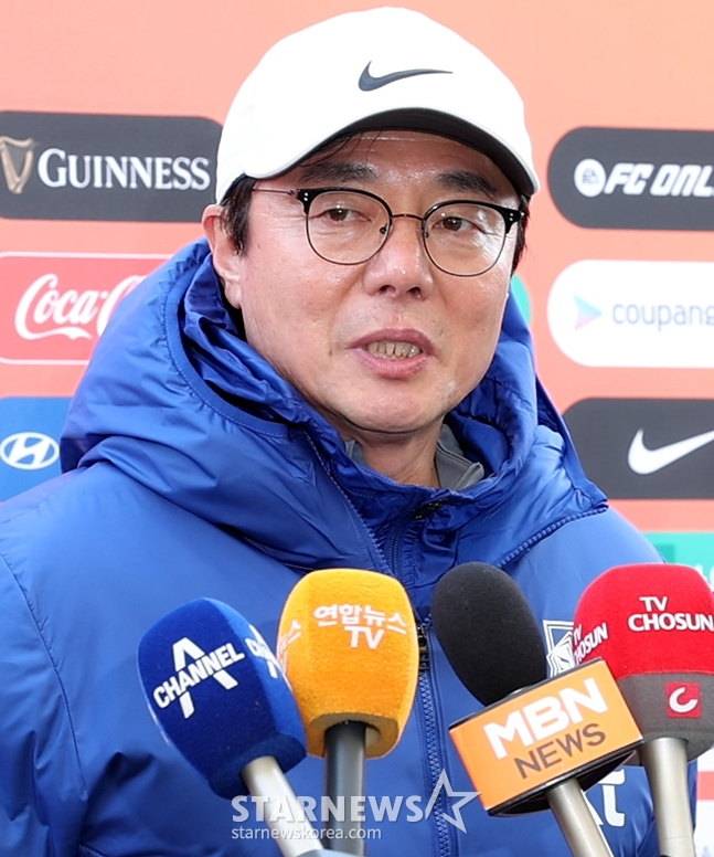 황선홍 한국 축구 A대표팀 임시 감독이 18일 고양종합운동장에서 열린 대표팀 첫 소집에서 취재진과 인터뷰하고 있다. /사진=김진경 대기자