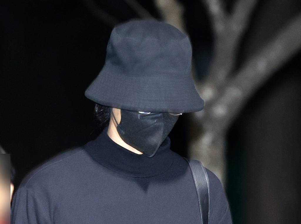 (목포=뉴스1) 김태성 기자 = ``집단 성폭행 혐의로 실형에 처해졌던 가수 정준영(35)이 19일 오전 전남 목포교도소에서 형기를 마치고 출소하고 있다. 정준영은 최종훈과 허모 씨, 권모 씨, 김모 씨 등 이른바 '정준영 단톡방' 멤버들과 지난 2016년 1월 강원 홍천과 같은 해 3월 대구에서 여성을 만취시키고 집단 성폭행을 했다는 혐의를 받았다.이와 함께 정준영은 2015년 말부터 수개월 간 단체 채팅방에서 자신이 찍은 여성들과의 부적절한 영상을 여러 차례 공유한 혐의(성폭력처벌법 위반)도 받았다. 2024.3.19/뉴 /사진=(목포=뉴스1) 김태성 기자