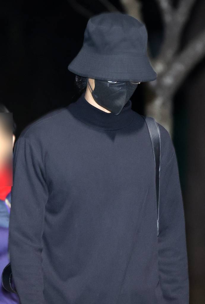 (목포=뉴스1) 김태성 기자 = 집단 성폭행 혐의로 실형에 처해졌던 가수 정준영(35)이 19일 오전 전남 목포교도소에서 형기를 마치고 출소하고 있다. 정준영은 최종훈과 허모 씨, 권모 씨, 김모 씨 등 이른바 '정준영 단톡방' 멤버들과 지난 2016년 1월 강원 홍천과 같은 해 3월 대구에서 여성을 만취시키고 집단 성폭행을 했다는 혐의를 받았다.이와 함께 정준영은 2015년 말부터 수개월 간 단체 채팅방에서 자신이 찍은 여성들과의 부적절한 영상을 여러 차례 공유한 혐의(성폭력처벌법 위반)도 받았다. 2024.3.19/뉴스1 /사진=(목포=뉴스1) 김태성 기자