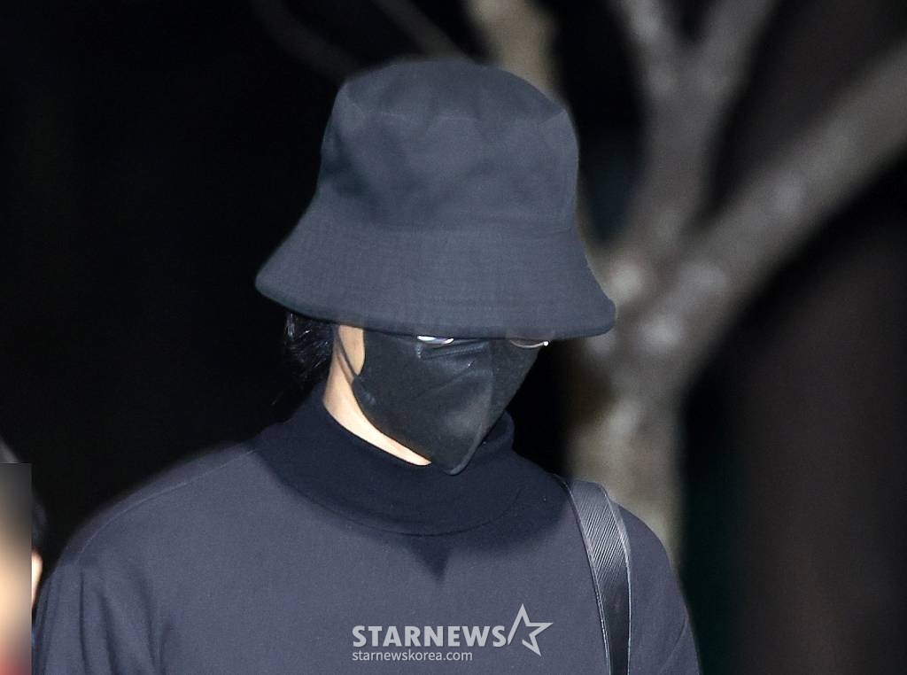 (목포=뉴스1) 김태성 기자 = ``집단 성폭행 혐의로 실형에 처해졌던 가수 정준영(35)이 19일 오전 전남 목포교도소에서 형기를 마치고 출소하고 있다. 정준영은 최종훈과 허모 씨, 권모 씨, 김모 씨 등 이른바 '정준영 단톡방' 멤버들과 지난 2016년 1월 강원 홍천과 같은 해 3월 대구에서 여성을 만취시키고 집단 성폭행을 했다는 혐의를 받았다.이와 함께 정준영은 2015년 말부터 수개월 간 단체 채팅방에서 자신이 찍은 여성들과의 부적절한 영상을 여러 차례 공유한 혐의(성폭력처벌법 위반)도 받았다. 2024.3.19/뉴 /사진=(목포=뉴스1) 김태성 기자