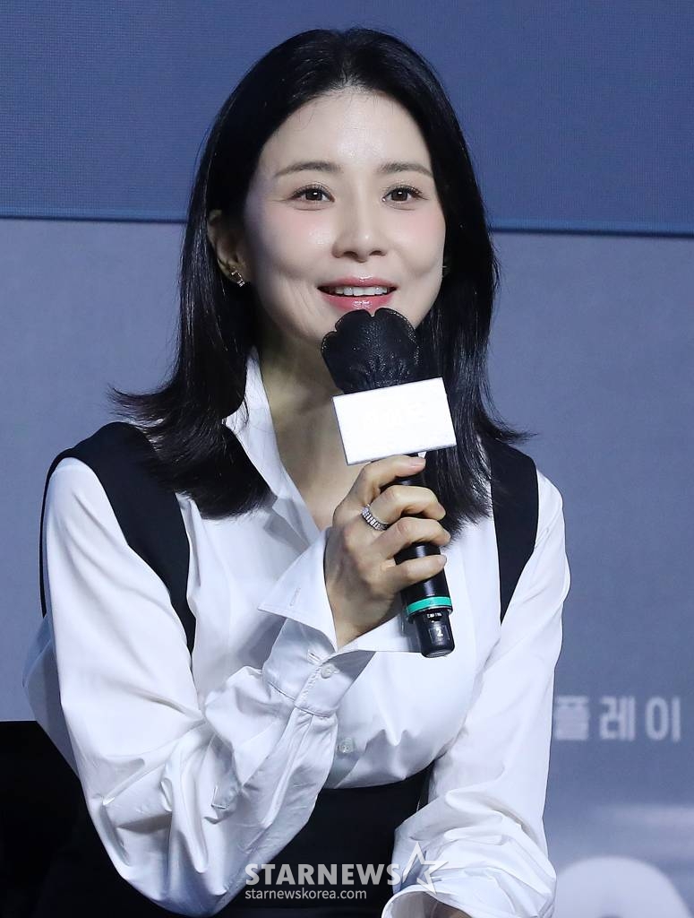 배우 이보영이 19일 오전 서울 강남구 조선호텔 조선팰리스에서 진행된 쿠팡플레이 시리즈 '하이드' 제작발표회에 참석해 인사말을 하고 있다. '하이드'는 어느 날 남편이 사라진 후, 그의 실종에 얽힌 비밀을 추적하며 감당하기 어려운 큰 진실과 마주하게 되는 여자의 이야기다. 오는 23일 공개. 2024.03.19 /사진=김창현