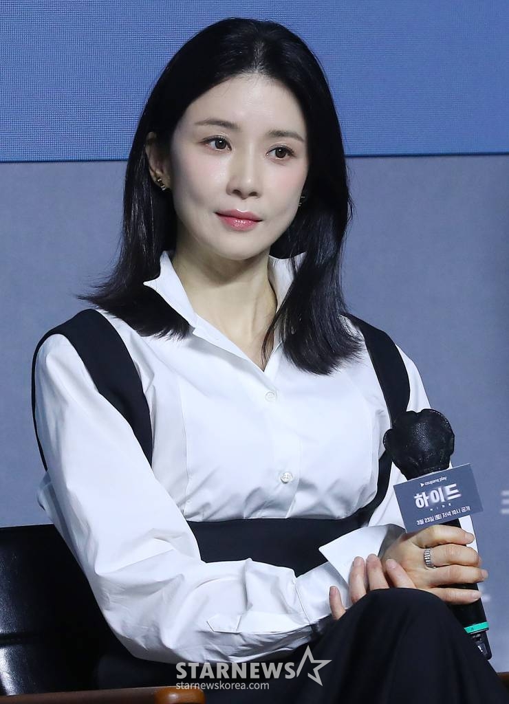 배우 이보영이 19일 오전 서울 강남구 조선호텔 조선팰리스에서 진행된 쿠팡플레이 시리즈 '하이드' 제작발표회에 참석해 취재진을 바라보고 있다. '하이드'는 어느 날 남편이 사라진 후, 그의 실종에 얽힌 비밀을 추적하며 감당하기 어려운 큰 진실과 마주하게 되는 여자의 이야기다. 오는 23일 공개. 2024.03.19 /사진=김창현
