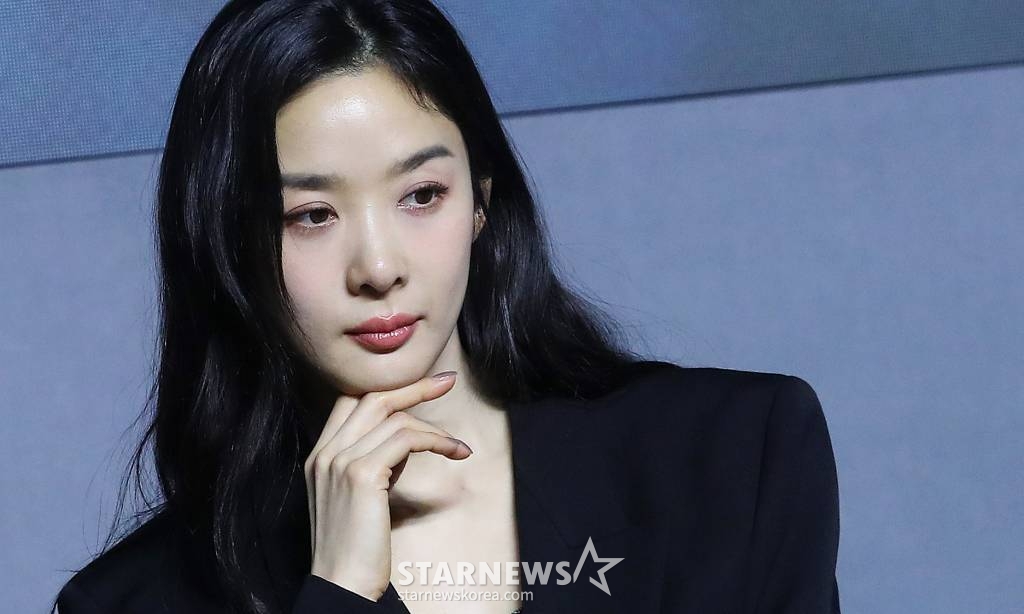 배우 이청아가 19일 오전 서울 강남구 조선호텔 조선팰리스에서 진행된 쿠팡플레이 시리즈 '하이드' 제작발표회에 참석해 취재진을 바라보고 있다. '하이드'는 어느 날 남편이 사라진 후, 그의 실종에 얽힌 비밀을 추적하며 감당하기 어려운 큰 진실과 마주하게 되는 여자의 이야기다. 오는 23일 공개. 2024.03.19 /사진=김창현