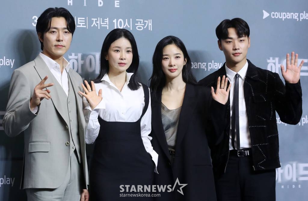 배우 이무생, 이보영, 이청아, 이민재가 19일 오전 서울 강남구 조선호텔 조선팰리스에서 진행된 쿠팡플레이 시리즈 '하이드' 제작발표회에 참석해 포즈를 취하고 있다. '하이드'는 어느 날 남편이 사라진 후, 그의 실종에 얽힌 비밀을 추적하며 감당하기 어려운 큰 진실과 마주하게 되는 여자의 이야기다. 오는 23일 공개. 2024.03.19 /사진=김창현