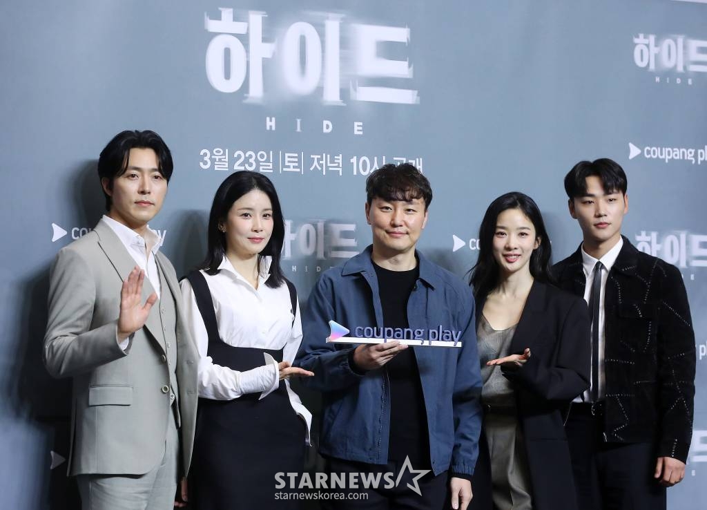 김동휘 감독(가운데), 배우 이보영, 이보영, 이청아, 이민재가 19일 오전 서울 강남구 조선호텔 조선팰리스에서 진행된 쿠팡플레이 시리즈 '하이드' 제작발표회에 참석해 포즈를 취하고 있다. '하이드'는 어느 날 남편이 사라진 후, 그의 실종에 얽힌 비밀을 추적하며 감당하기 어려운 큰 진실과 마주하게 되는 여자의 이야기다. 오는 23일 공개. 2024.03.19 /사진=김창현