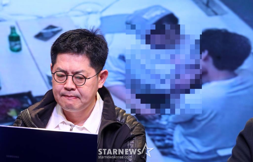 황성우 스파이어엔터테인먼트 대표가 19일 오후 서울 강남구 논현동 성암아트센터에서 그룹 오메가엑스의 전 소속사 스파이어엔터테인먼트 강성희 전 대표 '강제 추행' 사건 진상 규명 기자회견을 갖고 있다. 스파이어엔터테인먼트 측은 전 대표 강모씨가 그룹 오메가엑스에게 강제 추행을 당했다고 주장하고 있다. 이는 앞서 오메가엑스 멤버들이 강씨로부터 폭언 폭행 강제 추행을 당했다고 주장한 부분과 정면으로 대치되는 부분이라는 점에서 눈길을 끈다. 스파이어엔터테인먼트는 "강 전 대표는 자신이 피해자임에도 불 /사진=김창현