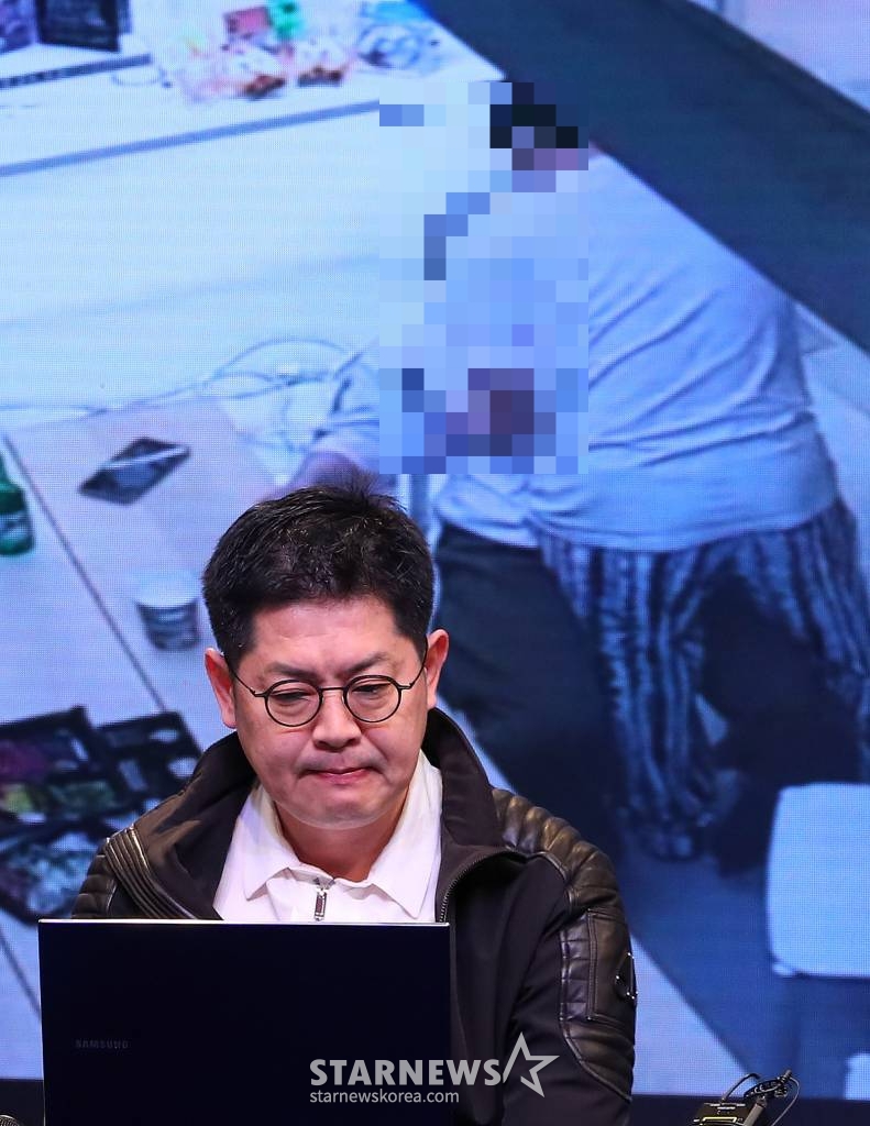 황성우 스파이어엔터테인먼트 대표가 19일 오후 서울 강남구 논현동 성암아트센터에서 그룹 오메가엑스의 전 소속사 스파이어엔터테인먼트 강성희 전 대표 '강제 추행' 사건 진상 규명 기자회견을 갖고 있다. 스파이어엔터테인먼트 측은 전 대표 강모씨가 그룹 오메가엑스에게 강제 추행을 당했다고 주장하고 있다. 이는 앞서 오메가엑스 멤버들이 강씨로부터 폭언 폭행 강제 추행을 당했다고 주장한 부분과 정면으로 대치되는 부분이라는 점에서 눈길을 끈다. 스파이어엔터테인먼트는 "강 전 대표는 자신이 피해자임에도 불 /사진=김창현