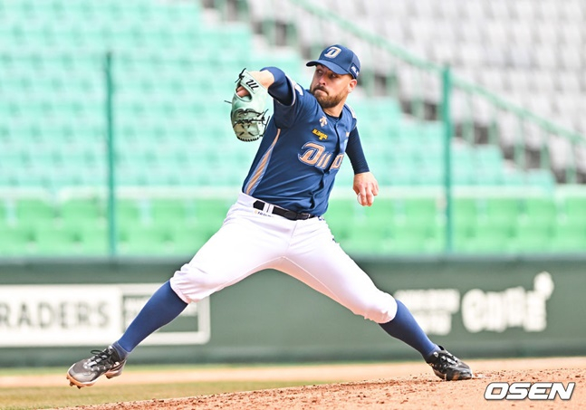 NC 다이노스 새 외국인 투수 다니엘 카스타노가 19일 SSG 랜더스와 2024 신한 SOL뱅크 시범경기에서 투구하고 있다.