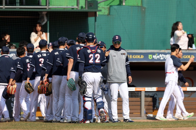 이승엽 감독(오른쪽)과 두산 베어스 선수들. /사진=두산 베어스