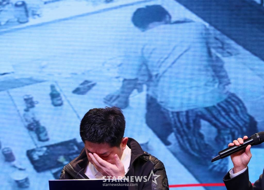 황성우 스파이어엔터테인먼트 대표가 19일 오후 서울 강남구 논현동 성암아트센터에서 그룹 오메가엑스의 전 소속사 스파이어엔터테인먼트 강성희 전 대표 '강제 추행' 사건 진상 규명 기자회견을 갖고 있다. 스파이어엔터테인먼트 측은 전 대표 강모씨가 그룹 오메가엑스에게 강제 추행을 당했다고 주장하고 있다. 이는 앞서 오메가엑스 멤버들이 강씨로부터 폭언 폭행 강제 추행을 당했다고 주장한 부분과 정면으로 대치되는 부분이라는 점에서 눈길을 끈다. 스파이어엔터테인먼트는 "강 전 대표는 자신이 피해자임에도 불 /사진=김창현
