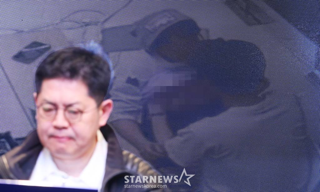 황성우 스파이어엔터테인먼트 대표가 19일 오후 서울 강남구 논현동 성암아트센터에서 그룹 오메가엑스의 전 소속사 스파이어엔터테인먼트 강성희 전 대표 '강제 추행' 사건 진상 규명 기자회견을 갖고 있다. 스파이어엔터테인먼트 측은 전 대표 강모씨가 그룹 오메가엑스에게 강제 추행을 당했다고 주장하고 있다. 이는 앞서 오메가엑스 멤버들이 강씨로부터 폭언 폭행 강제 추행을 당했다고 주장한 부분과 정면으로 대치되는 부분이라는 점에서 눈길을 끈다. 스파이어엔터테인먼트는 "강 전 대표는 자신이 피해자임에도 불 /사진=김창현