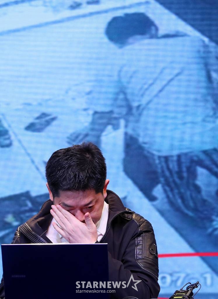 황성우 스파이어엔터테인먼트 대표가 19일 오후 서울 강남구 논현동 성암아트센터에서 그룹 오메가엑스의 전 소속사 스파이어엔터테인먼트 강성희 전 대표 '강제 추행' 사건 진상 규명 기자회견을 갖고 있다. 스파이어엔터테인먼트 측은 전 대표 강모씨가 그룹 오메가엑스에게 강제 추행을 당했다고 주장하고 있다. 이는 앞서 오메가엑스 멤버들이 강씨로부터 폭언 폭행 강제 추행을 당했다고 주장한 부분과 정면으로 대치되는 부분이라는 점에서 눈길을 끈다. 스파이어엔터테인먼트는 "강 전 대표는 자신이 피해자임에도 불구 /사진=김창현