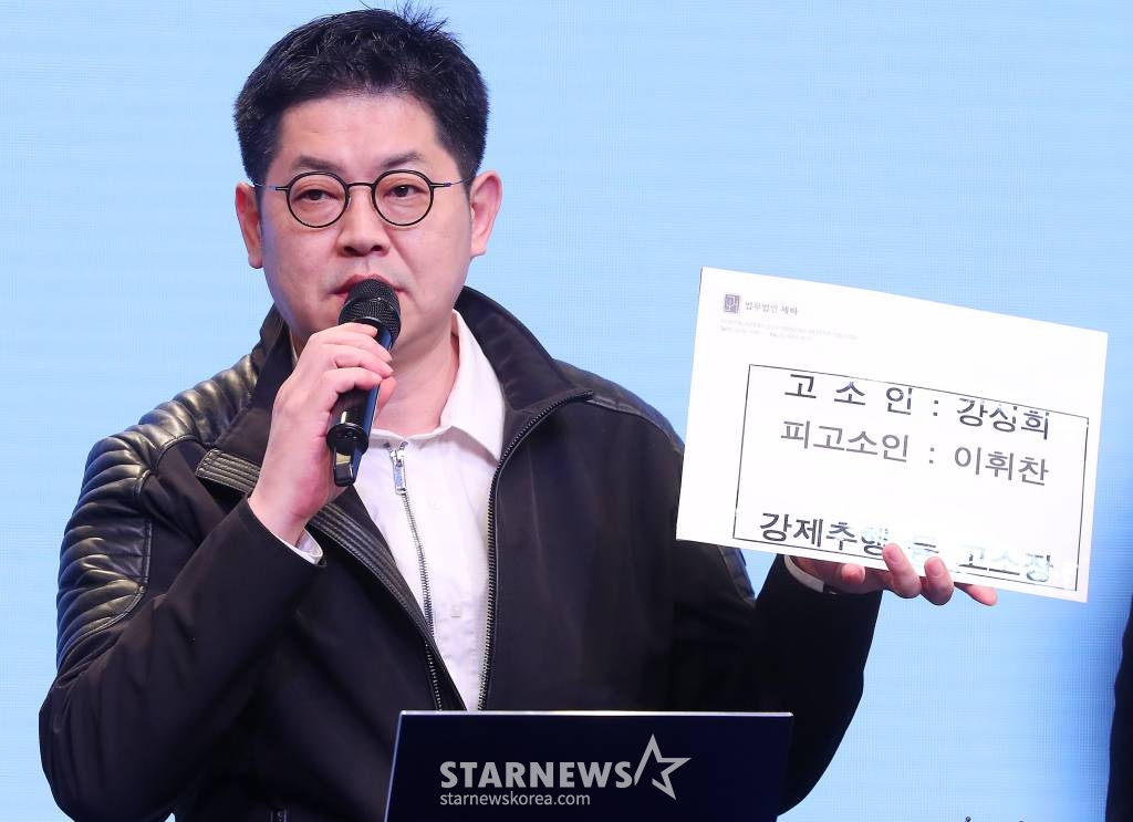 황성우 스파이어엔터테인먼트 대표가 19일 오후 서울 강남구 논현동 성암아트센터에서 그룹 오메가엑스의 전 소속사 스파이어엔터테인먼트 강성희 전 대표 '강제 추행' 사건 진상 규명 기자회견을 갖고 있다. 스파이어엔터테인먼트 측은 전 대표 강모씨가 그룹 오메가엑스에게 강제 추행을 당했다고 주장하고 있다. 이는 앞서 오메가엑스 멤버들이 강씨로부터 폭언 폭행 강제 추행을 당했다고 주장한 부분과 정면으로 대치되는 부분이라는 점에서 눈길을 끈다. 스파이어엔터테인먼트는 "강 전 대표는 자신이 피해자임에도 불 /사진=김창현