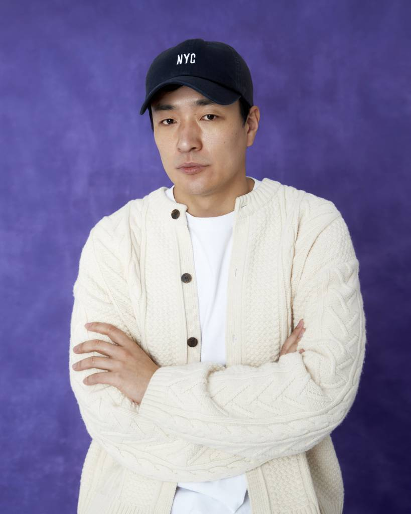 넷플릭스 시리즈 '닭강정' 이병헌 감독이 18일 오전 서울 종로구 삼청동의 한 카페에서 진행된 인터뷰를 위해 포즈를 취하고 있다. '닭강정' 은 의문의 기계에 들어갔다가 닭강정으로 변한 딸 민아(김유정 분)를 되돌리기 위한 아빠 선만(류승룡 분)과 그녀를 짝사랑하는 백중(안재홍 분)의 신계(鷄)념 코믹 미스터리 추적극이다. 사진제공 = 넷플릭스 /사진=김창현