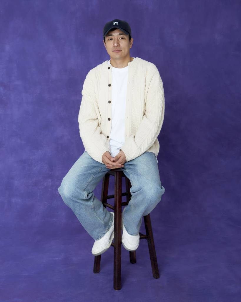 넷플릭스 시리즈 '달강정' 이병헌 감독이 18일 오전 서울 종로구 삼청동의 한 카페에서 진행된 인터뷰를 위해 포즈를 취하고 있다. '닭강정' 은 의문의 기계에 들어갔다가 닭강정으로 변한 딸 민아(김유정 분)를 되돌리기 위한 아빠 선만(류승룡 분)과 그녀를 짝사랑하는 백중(안재홍 분)의 신계(鷄)념 코믹 미스터리 추적극이다. 사진제공 = 넷플릭스 /사진=김창현