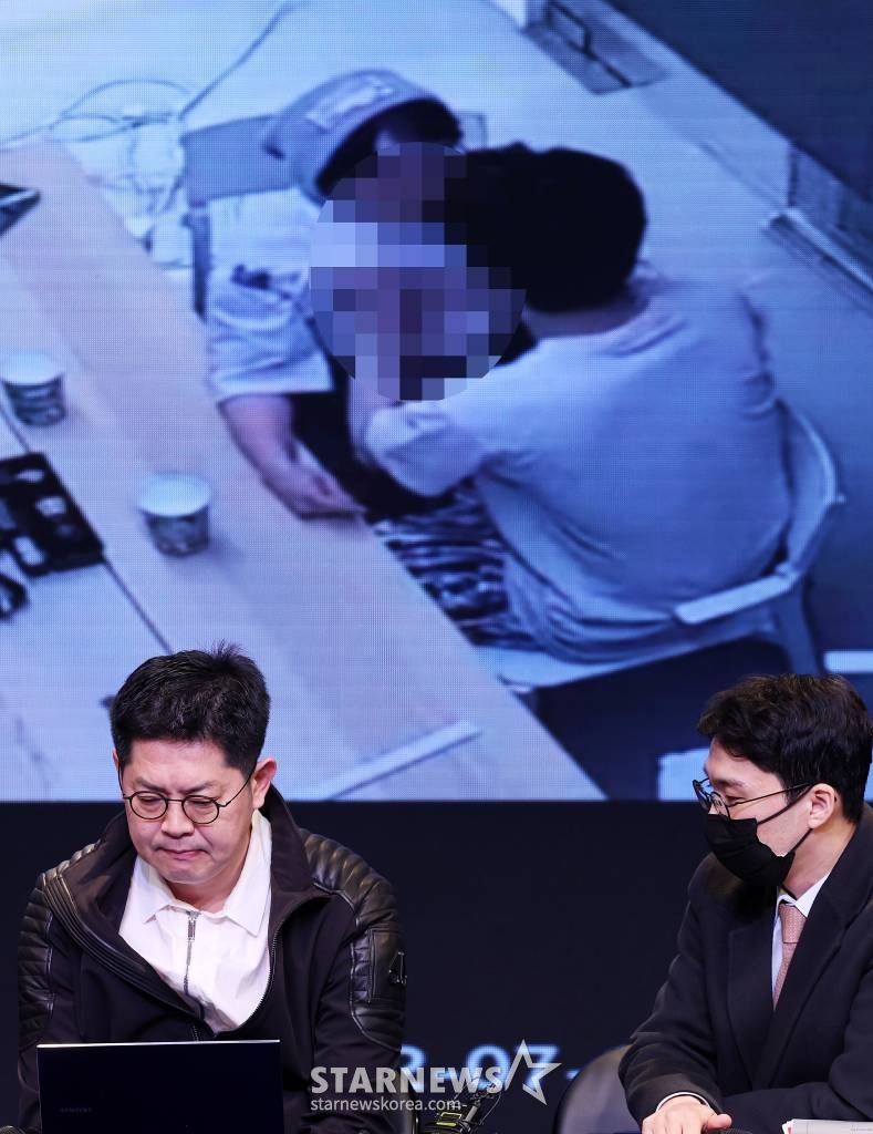 황성우 스파이어엔터테인먼트 대표가 19일 오후 서울 강남구 논현동 성암아트센터에서 그룹 오메가엑스의 전 소속사 스파이어엔터테인먼트 강성희 전 대표 '강제 추행' 사건 진상 규명 기자회견을 갖고 있다. 스파이어엔터테인먼트 측은 전 대표 강모씨가 그룹 오메가엑스에게 강제 추행을 당했다고 주장하고 있다. 이는 앞서 오메가엑스 멤버들이 강씨로부터 폭언 폭행 강제 추행을 당했다고 주장한 부분과 정면으로 대치되는 부분이라는 점에서 눈길을 끈다. 스파이어엔터테인먼트는 "강 전 대표는 자신이 피해자임에도 불 /사진=김창현