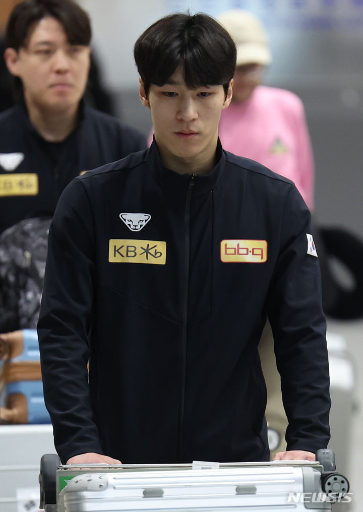 황대헌이 19일 오후 인천공항 2터미널을 통해 귀국하고 있다. /사진=뉴시스