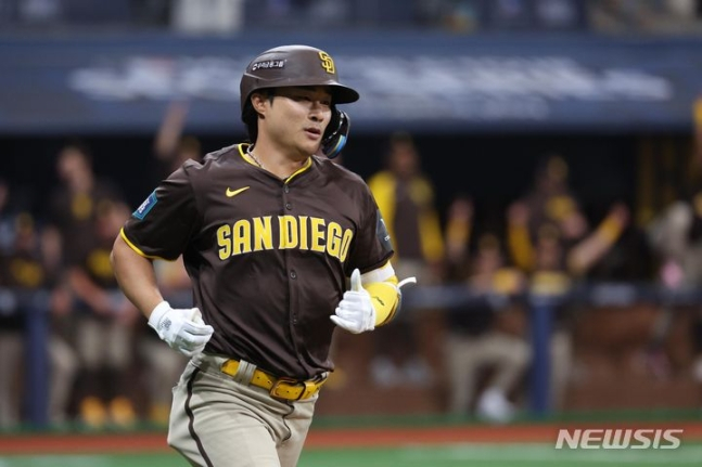 샌디에이고 김하성이 18일 서울 고척 스카이돔에서 열린 2024 MLB 서울시리즈 LG 트윈스의 연습경기에서 6회 초 투런 홈런을 친 뒤 그라운드를 돌고 있다. /사진=뉴시스