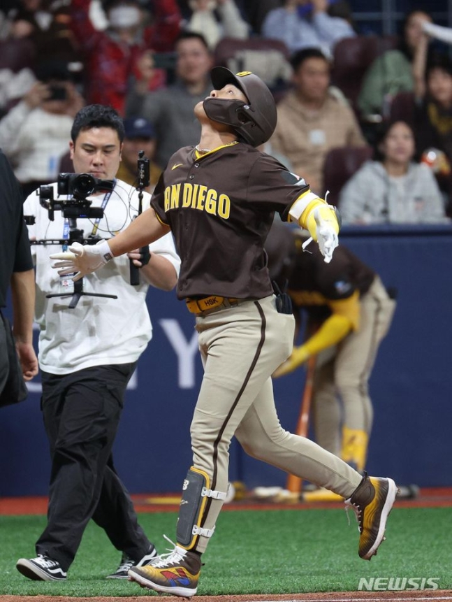 샌디에이고 김하성이 18일 서울 고척 스카이돔에서 열린 2024 MLB 서울시리즈 LG 트윈스의 연습경기에서 6회 초 투런 홈런을 친 뒤 홈으로 향하고 있다. /사진=뉴시스