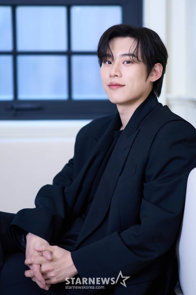 배우 김성철이 20일 오전 서울 종로구의 한 카페에서 진행된 영화 '댓글부대' 개봉 관련 인터뷰를 위해 포즈를 취하고 있다. 김성철은 극 중 온라인 여론 조작을 주도하는 댓글부대 이른바 '팀알렙'의 실질적인 리더 '찡뻤킹' 역을 맡았다. '댓글부대'는 대기업에 대한 기사를 쓴 후 정직당한 기자 '임상진'(손석구 분)에게 온라인 여론을 조작했다는 익명의 제보자가 나타나면서 벌어지는 이야기를 다룬 작품. 오는 27일 개봉. / 사진제공 /사진=김창현