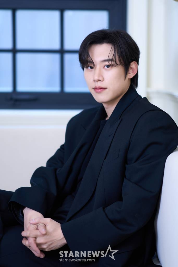 배우 김성철이 20일 오전 서울 종로구의 한 카페에서 진행된 영화 '댓글부대' 개봉 관련 인터뷰를 위해 포즈를 취하고 있다. 김성철은 극 중 온라인 여론 조작을 주도하는 댓글부대 이른바 '팀알렙'의 실질적인 리더 '찡뻤킹' 역을 맡았다. '댓글부대'는 대기업에 대한 기사를 쓴 후 정직당한 기자 '임상진'(손석구 분)에게 온라인 여론을 조작했다는 익명의 제보자가 나타나면서 벌어지는 이야기를 다룬 작품. 오는 27일 개봉. / 사진제공 /사진=김창현