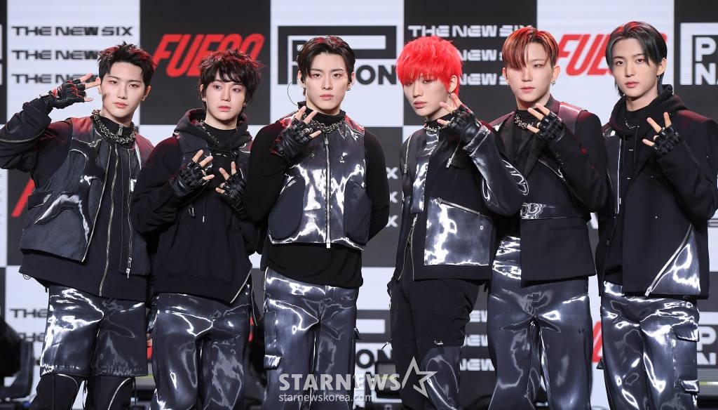 보이 그룹 더뉴식스(THE NEW SIX)가 20일 오후 서울 강남구 청담동 일지아트홀에서 진행된 첫 번째 싱글 'FUEGO(푸에고)' 발매 기념 쇼케이스에 참석해 포즈를 취하고 있다. 'FUEGO'는 스페인어로 '불'을 가리키는 단어로 개인이 가진 부정적인 감정을 불태워버리고 끝없는 목표를 향해 길을 떠나는 더뉴식스의 포부를 재치있게 표현한 곡이다. 전반적으로 곡을 이끌어 가는 808 베이스가 중독성을 더할 뿐만 아니라, 기승전결이 뚜렷한 전개로 곡의 드라마틱함을 극대화했 /사진=김창현