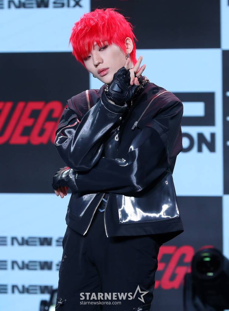 보이 그룹 더뉴식스(THE NEW SIX) 천준혁이 20일 오후 서울 강남구 청담동 일지아트홀에서 진행된 첫 번째 싱글 'FUEGO(푸에고)' 발매 기념 쇼케이스에 참석해 포즈를 취하고 있다. 'FUEGO'는 스페인어로 '불'을 가리키는 단어로 개인이 가진 부정적인 감정을 불태워버리고 끝없는 목표를 향해 길을 떠나는 더뉴식스의 포부를 재치있게 표현한 곡이다. 전반적으로 곡을 이끌어 가는 808 베이스가 중독성을 더할 뿐만 아니라, 기승전결이 뚜렷한 전개로 곡의 드라마틱함을 /사진=김창현