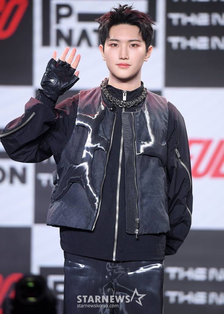 보이 그룹 더뉴식스(THE NEW SIX) 최태훈이 20일 오후 서울 강남구 청담동 일지아트홀에서 진행된 첫 번째 싱글 'FUEGO(푸에고)' 발매 기념 쇼케이스에 참석해 포즈를 취하고 있다. 'FUEGO'는 스페인어로 '불'을 가리키는 단어로 개인이 가진 부정적인 감정을 불태워버리고 끝없는 목표를 향해 길을 떠나는 더뉴식스의 포부를 재치있게 표현한 곡이다. 전반적으로 곡을 이끌어 가는 808 베이스가 중독성을 더할 뿐만 아니라, 기승전결이 뚜렷한 전개로 곡의 드라마틱함을 /사진=김창현