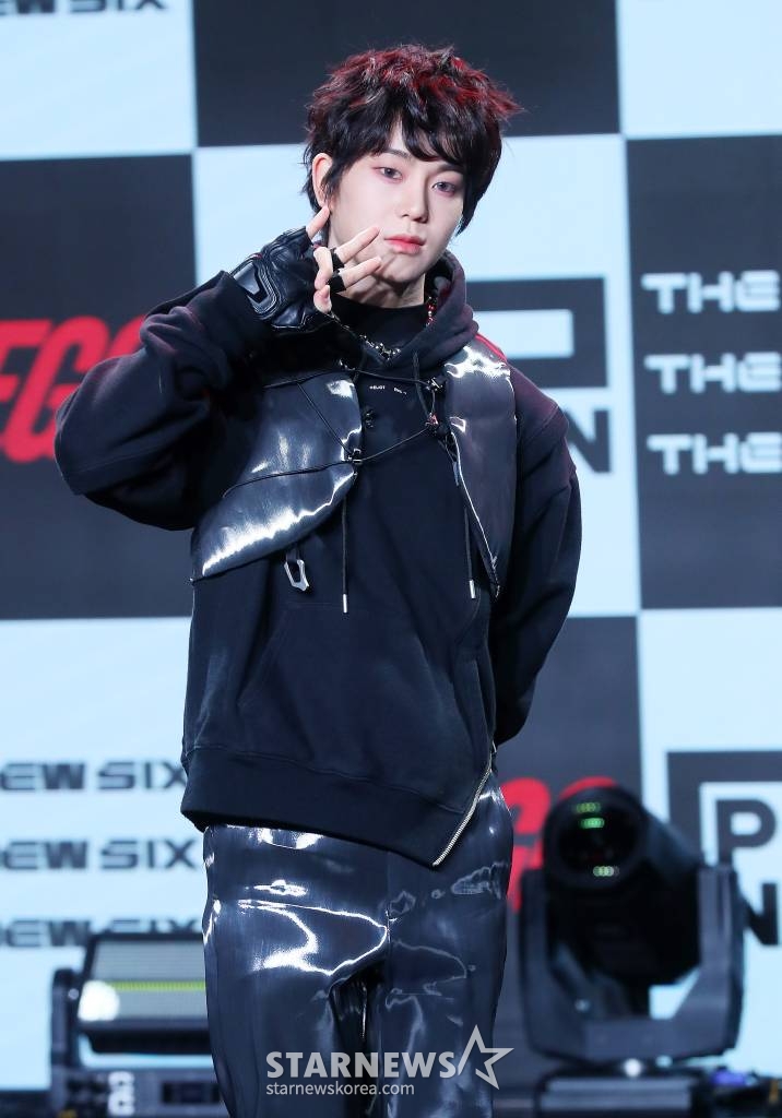 보이 그룹 더뉴식스(THE NEW SIX) 장현수가 20일 오후 서울 강남구 청담동 일지아트홀에서 진행된 첫 번째 싱글 'FUEGO(푸에고)' 발매 기념 쇼케이스에 참석해 포즈를 취하고 있다. 'FUEGO'는 스페인어로 '불'을 가리키는 단어로 개인이 가진 부정적인 감정을 불태워버리고 끝없는 목표를 향해 길을 떠나는 더뉴식스의 포부를 재치있게 표현한 곡이다. 전반적으로 곡을 이끌어 가는 808 베이스가 중독성을 더할 뿐만 아니라, 기승전결이 뚜렷한 전개로 곡의 드라마틱함을 /사진=김창현
