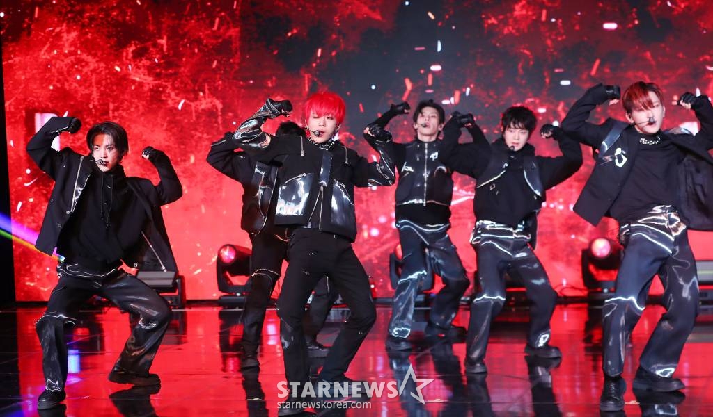 보이 그룹 더뉴식스(THE NEW SIX)가 20일 오후 서울 강남구 청담동 일지아트홀에서 진행된 첫 번째 싱글 'FUEGO(푸에고)' 발매 기념 쇼케이스에 참석해 멋진 무대를 선보이고 있다. 'FUEGO'는 스페인어로 '불'을 가리키는 단어로 개인이 가진 부정적인 감정을 불태워버리고 끝없는 목표를 향해 길을 떠나는 더뉴식스의 포부를 재치있게 표현한 곡이다. 전반적으로 곡을 이끌어 가는 808 베이스가 중독성을 더할 뿐만 아니라, 기승전결이 뚜렷한 전개로 곡의 드라마틱함을 /사진=김창현