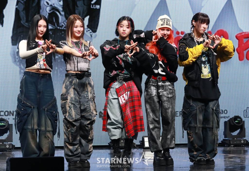 걸그룹 영파씨(YOUNG POSSE)가 20일 오후 서울 마포구 신한pLay 스퀘어에서 진행된 두 번째 EP '엑스엑스엘'(XXL) 발매기념 쇼케이스에서 포즈를 취하고 있다. 이번 앨범에는 타이틀곡 '엑스엑스엘'(XXL)을 비롯해 '스카스'(Scars), 'DND'(feat.BM of KARD), '나의 이름은'(ROTY), '스카이라인' 등 힙합 장르 기반의 총 5곡이 수록됐다. /2024.03.20 /사진=이동훈