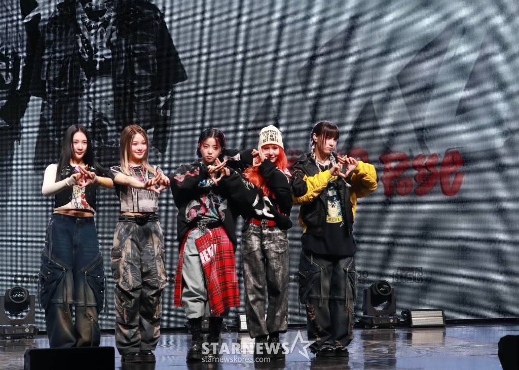 걸그룹 영파씨(YOUNG POSSE)가 20일 오후 서울 마포구 신한pLay 스퀘어에서 진행된 두 번째 EP '엑스엑스엘'(XXL) 발매기념 쇼케이스에서 포즈를 취하고 있다. 이번 앨범에는 타이틀곡 '엑스엑스엘'(XXL)을 비롯해 '스카스'(Scars), 'DND'(feat.BM of KARD), '나의 이름은'(ROTY), '스카이라인' 등 힙합 장르 기반의 총 5곡이 수록됐다. /2024.03.20 /사진=이동훈