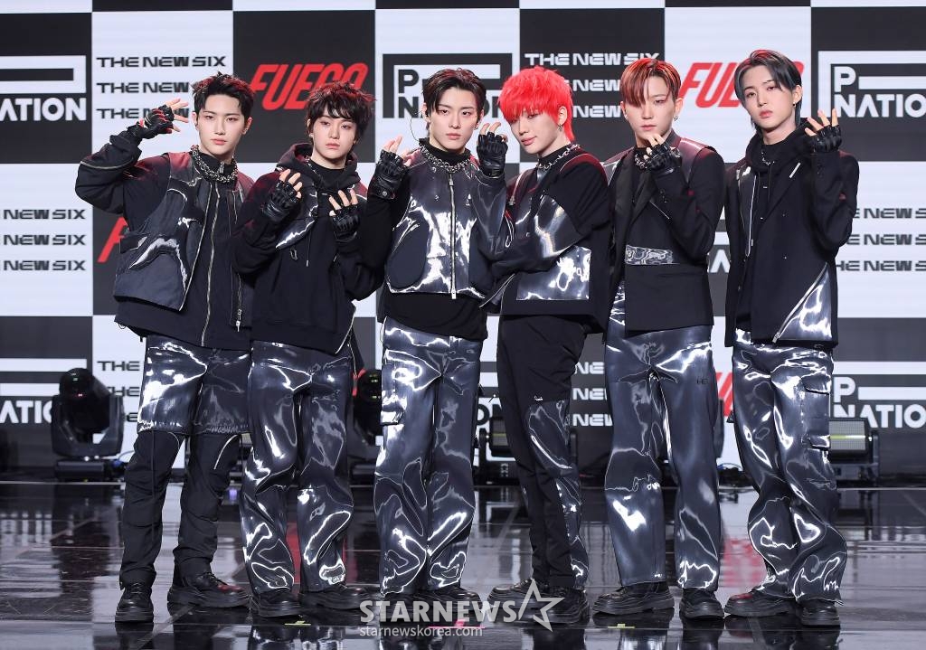 보이 그룹 더뉴식스(THE NEW SIX)가 20일 오후 서울 강남구 청담동 일지아트홀에서 진행된 첫 번째 싱글 'FUEGO(푸에고)' 발매 기념 쇼케이스에 참석해 포즈를 취하고 있다. 'FUEGO'는 스페인어로 '불'을 가리키는 단어로 개인이 가진 부정적인 감정을 불태워버리고 끝없는 목표를 향해 길을 떠나는 더뉴식스의 포부를 재치있게 표현한 곡이다. 전반적으로 곡을 이끌어 가는 808 베이스가 중독성을 더할 뿐만 아니라, 기승전결이 뚜렷한 전개로 곡의 드라마틱함을 극대화했 /사진=김창현