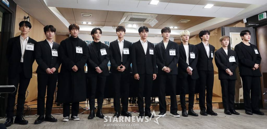 소속사 대표로부터 폭언 및 폭행 피해를 당한 사실이 드러나며 충격을 안긴 아이돌 그룹 오메가엑스가 16일 오후 서울 서초구 서초동 변호사회관에서 진행된 전속계약 해지 관련 기자회견에 참석하고 있다. 오메가엑스는 앞서 지난 10월 말 미국 LA 투어를 소화하던 도중 소속사 대표로부터 폭언 및 폭행을 당하고 있는 모습이 영상을 통해 공개되몀 충격을 전했다. 또 멤버 2명은 코로나19 감염 사실을 숨기고 무대에 오르라는 강요를 받았다. 2022.11.16