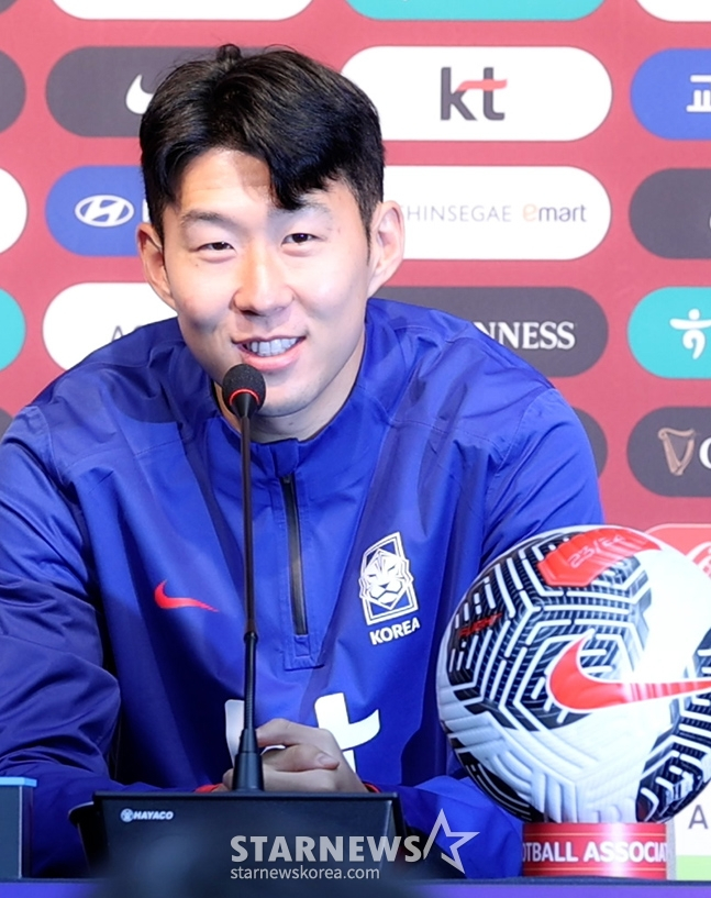 2026 FIFA 북중미 월드컵 2차예선 태국전 기자회견이 20일 오후 서울월드컵경기장에서 진행됐다. 주장 손흥민이 기자들의 질문에 답하고 있다. /상암=김진경 기자