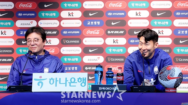 2026 FIFA 북중미 월드컵 2차예선 태국전 기자회견이 20일 오후 서울월드컵경기장에서 진행됐다. 황선홍 감독과 주장 손흥민이 기자들의 질문에 답하고 있다. /상암=김진경 기자