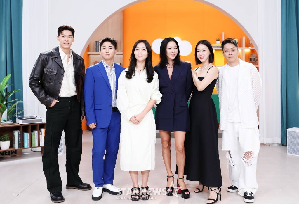 오스틴강, 유세윤, 박선혜PD, 이혜영, 이지혜, 은지원이 지난해 7월 20일 온라인으로 진행된 MBN '돌싱글즈4' 제작발표회에 참석해 포즈를 취하고 있다. /사진제공=MBN 2023.07.20
