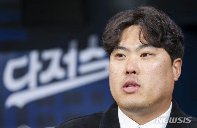 20일 오후 서울 고척스카이돔에서 미국프로야구(MLB) 공식 개막전 LA다저스 대 샌디에이고 파드리스 경기에 앞서 경기장을 찾은 류현진이 질문에 답하고 있다. /사진=뉴시스