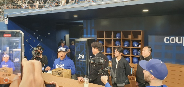 데이브 로버츠 LA 다저스 감독(왼쪽)이 20일 서울 고척스카이돔에서 열릴 2024 메이저리그 개막전을 앞두고 빵을 먹고 리액션을 하고 있다. /사진=김동윤 기자