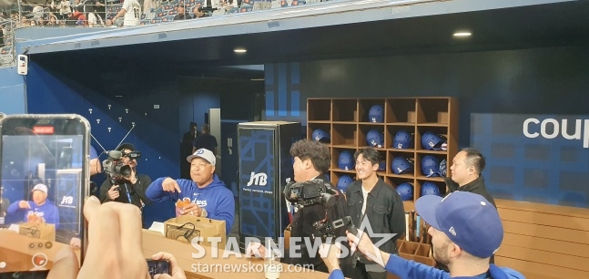 데이브 로버츠 LA 다저스 감독(왼쪽)이 20일 서울 고척스카이돔에서 열릴 2024 메이저리그 개막전을 앞두고 빵을 먹고 자랑하고 있다. /사진=김동윤 기자