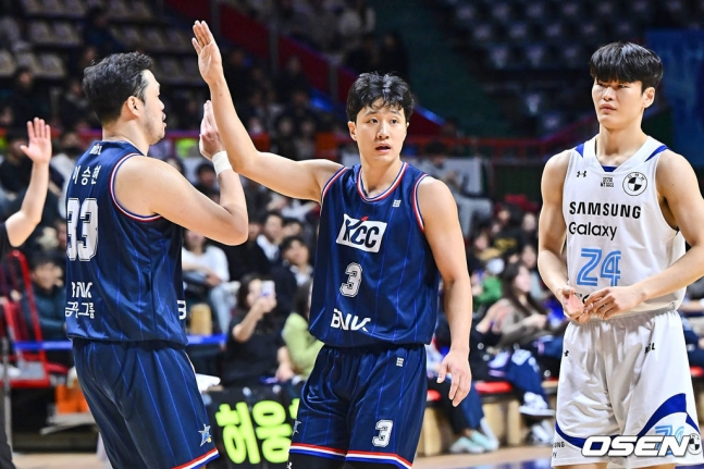 KCC 이승현(맨 왼쪽)과 허웅(가운데).