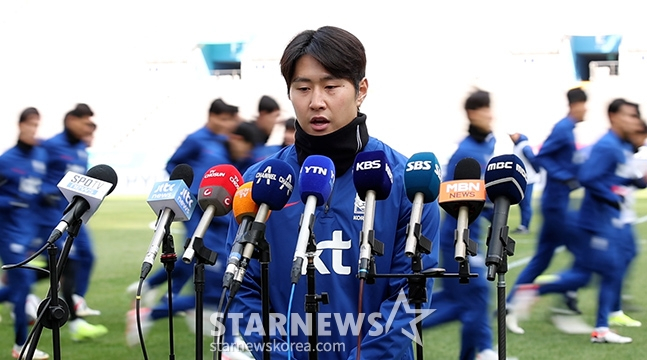 한국 축구 국가대표팀이 20일 오후 서울월드컵경기장에서 2026 FIFA 북중미 월드컵 2차예선 태국전을 대비해 훈련을 펼쳤다. 손흥민이 훈련에 앞서 대국민 사과를 하고 있다. /상암=김진경 기자
