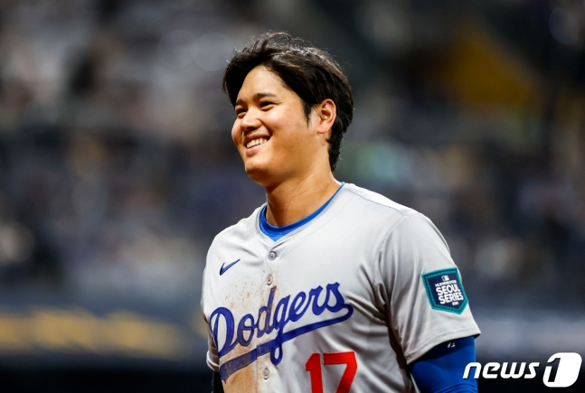 20일 오후 서울 고척스카이돔에서 미국프로야구(MLB) 공식 개막전 LA다저스 대 샌디에이고 파드리스 1차전 경기, 5회초 1사 주자 1, 2루 상황 LA 다저스 스미스 타석 때 2루 주자 오타니 쇼헤이가 덕아웃을 향하고 있다. /사진=뉴스1