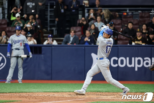 20일 서울 구로구 고척스카이돔에서 열린 2024 미국 메이저리그(MLB) 월드투어 서울시리즈 개막전 샌디에이고 파드리스와 로스엔젤레스(LA) 다저스의 경기 8회초 1사 주자 1,2루 상황 다저스 오타니가 1타점 적시타를 날리고 있다. /사진=뉴스1