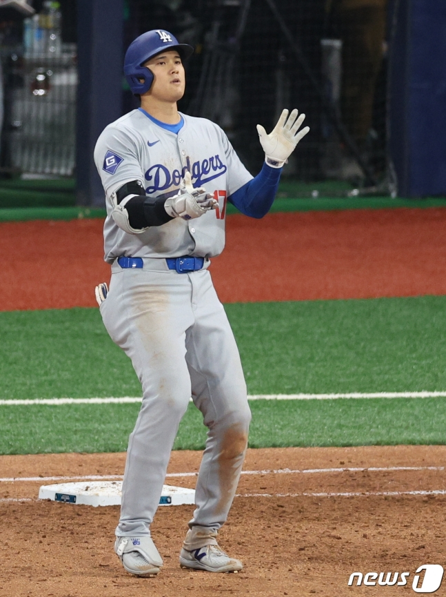 20일 서울 구로구 고척스카이돔에서 열린 2024 미국 메이저리그(MLB) 월드투어 서울시리즈 개막전 샌디에이고 파드리스와 로스엔젤레스(LA) 다저스의 경기 8회초 1사 주자 1,2루 상황 다저스 오타니가 1타점 적시타를 날린 뒤 1루에 안착해 손뼉을 치고 있다. /사진=뉴스1