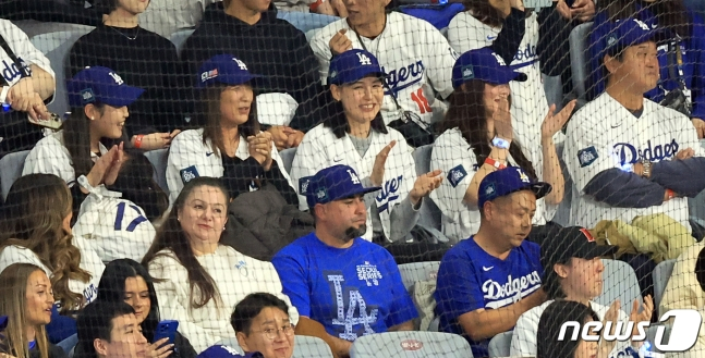 20일 서울 구로구 고척스카이돔에서 열린 2024 미국 메이저리그(MLB) 월드투어 서울시리즈 개막전 샌디에이고 파드리스와 로스엔젤레스(LA) 다저스의 경기에서 다저스 오타니의 부인 다나카 마미코를 비롯한 가족들이 응원을 펼치고 있다. /사진=뉴스1