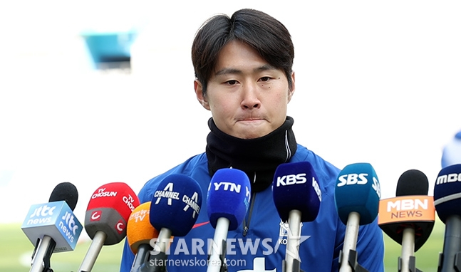 한국 축구 국가대표팀이 20일 오후 서울월드컵경기장에서 2026 FIFA 북중미 월드컵 2차예선 태국전을 대비해 훈련을 펼쳤다. 이강인이 훈련에 앞서 사괴의 뜻을 전하고 있다. /상암=김진경 기자