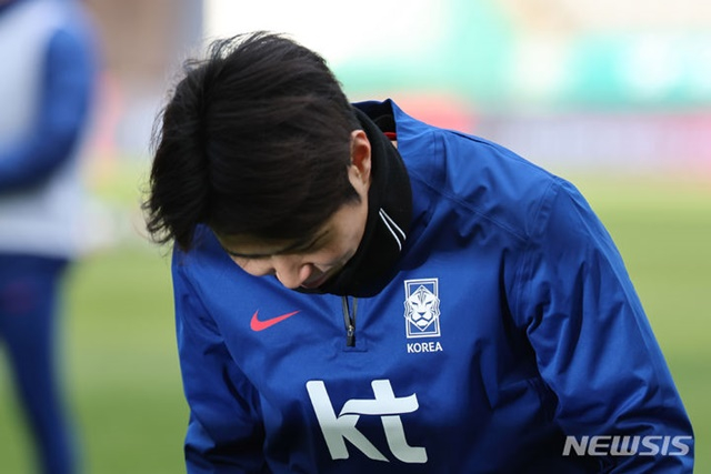 이강인이 20일 오후 서울 마포구 서울월드컵경기장에서 열린 2026 FIFA 북중미 월드컵 2차 예선 태국과의 경기 전 훈련에 앞서 취재진에게 인사하고 있다. /사진=뉴시스 제공